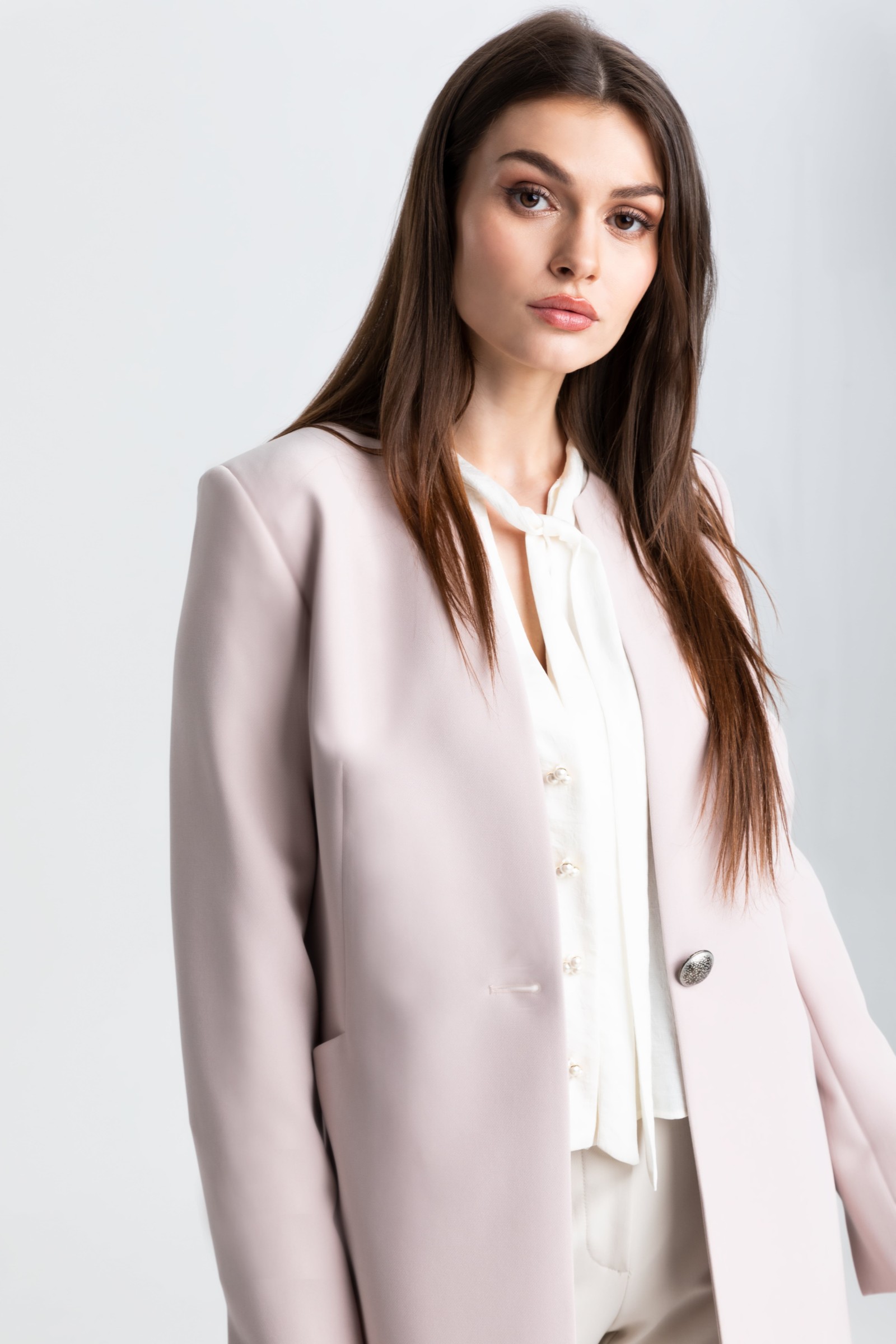 Elegancki płaszcz na 1 guzik m508 pudrowo-różowy Szulist