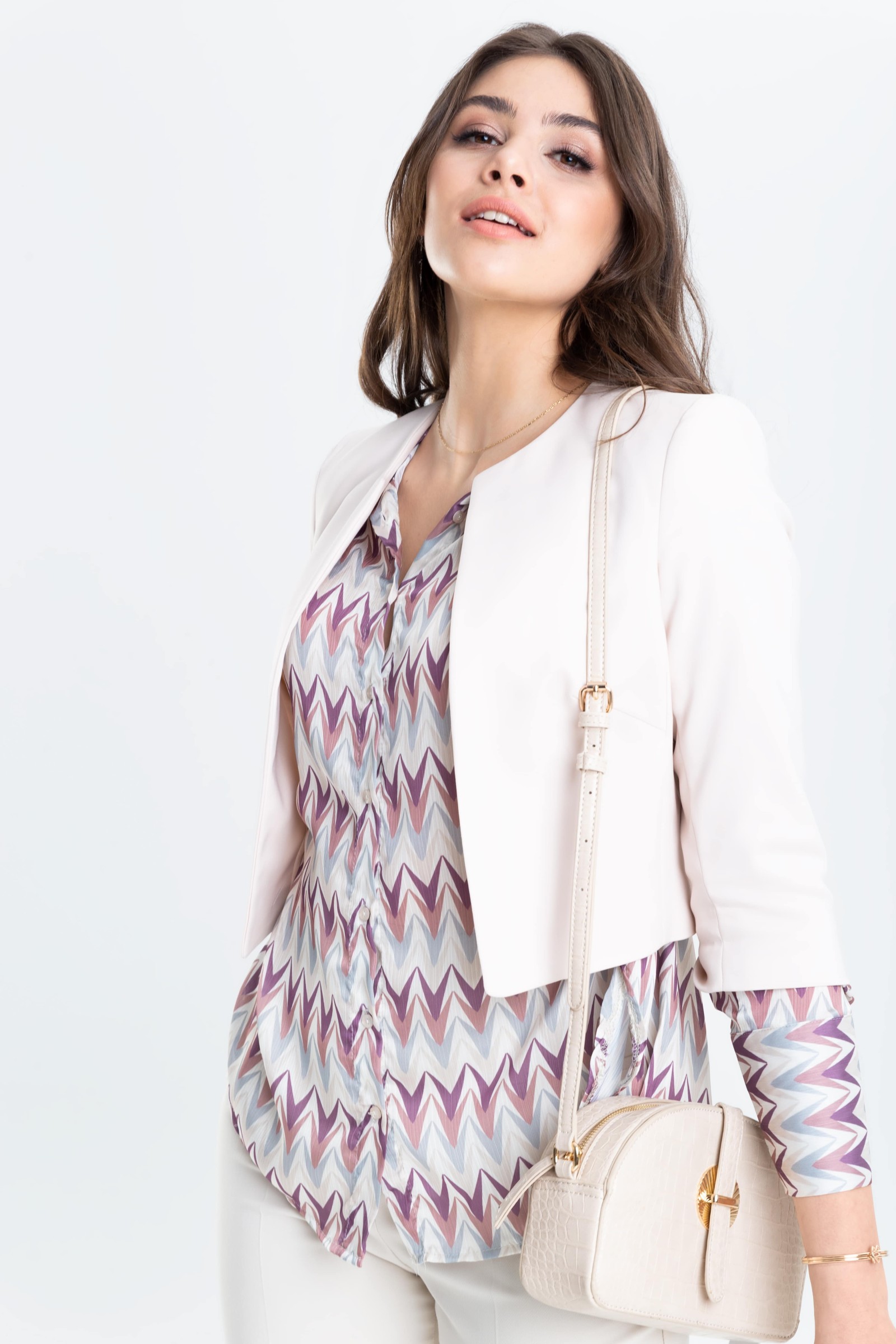 Minimalistyczny, krótki żakiet m681 Szulist