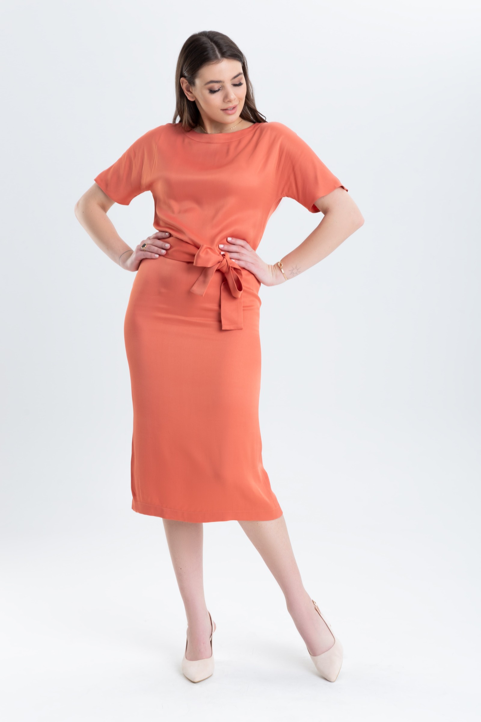 Luźna, prosta sukienka z paskiem w talii m969 Szulist