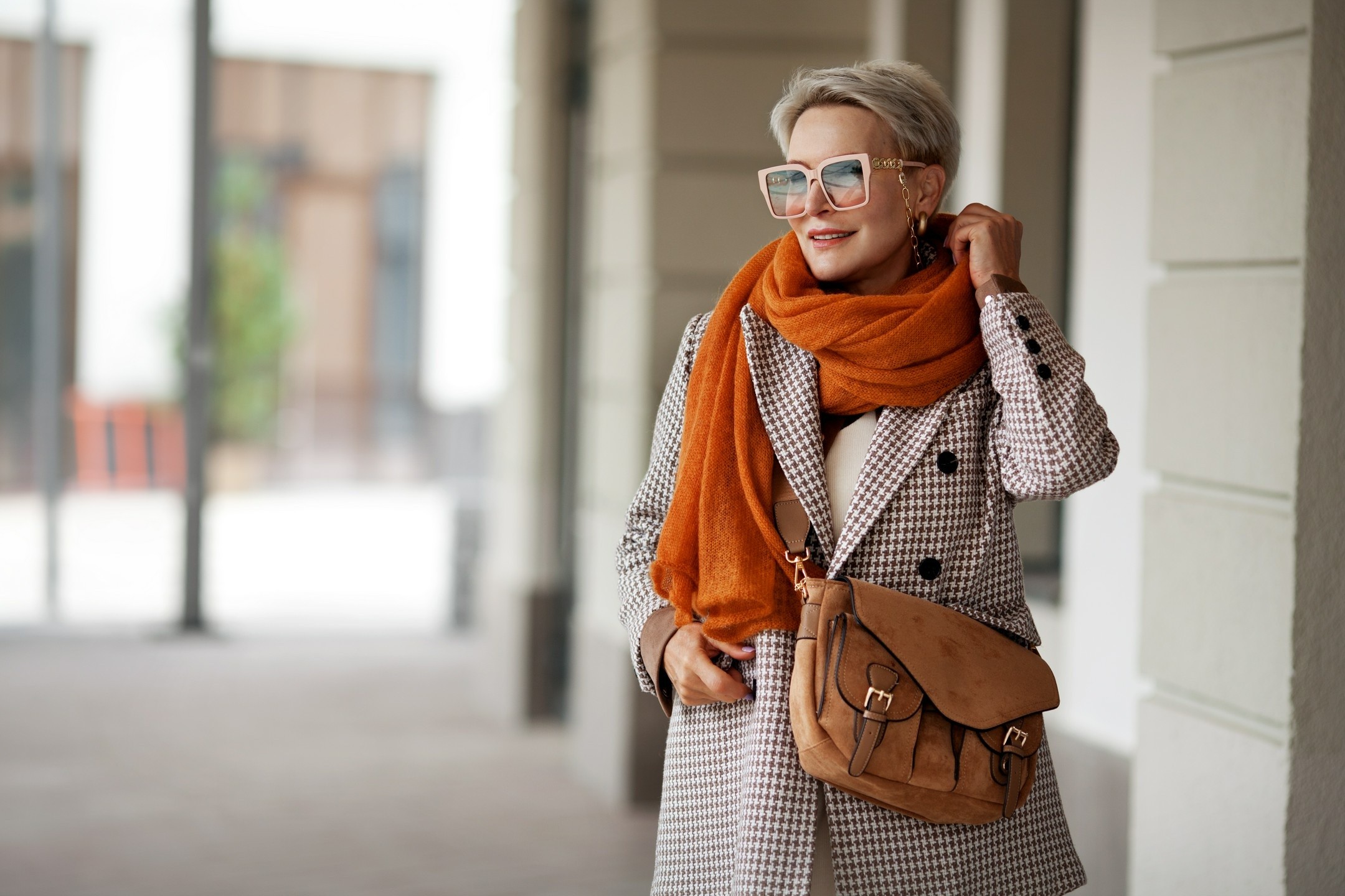 Klasyczny płaszcz oversize damski – elegancja na każdą okazję