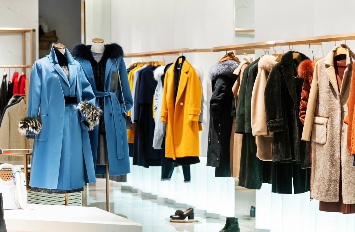 Luksusowe płaszcze damskie – materiały i styl